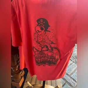 Disney Parks 2025 The Beak And Barrel Shirt XL Pirates Of Caribbean Bar Parrot